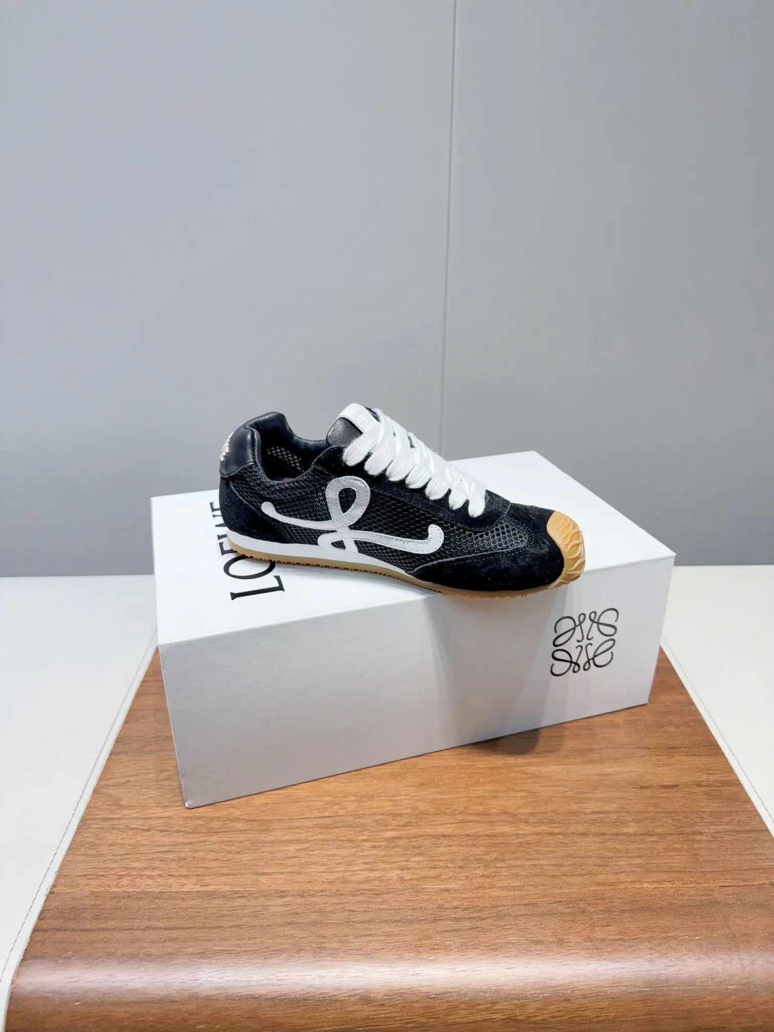 👟👟Ex-factory price 560👟👟 Loewe LOEW- 2025 mesh moral training shoes Super awesome Asymmetric toe shape, as LOEWE's signature design Super soft, lightweight and flexible sole, new wave texture rubber outsole, extending to the toe, upgraded soft leather lining and footbed to provide maximum comfort, 3D injection molded rubber LOEWE logo on the heel Fully open mold matching material Size: 35-40 (custom-made for 40 women, non-refundable)